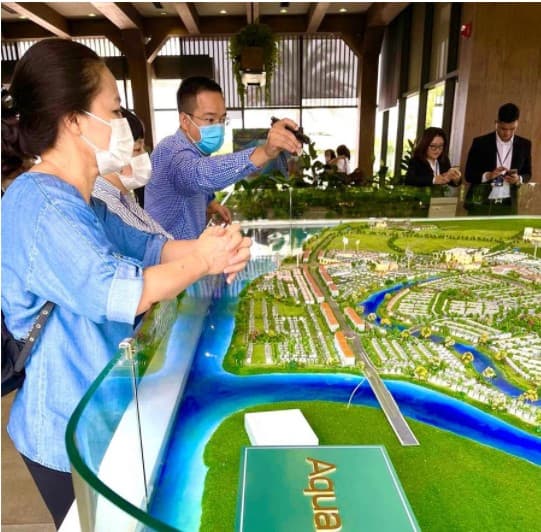 CEO Lưu Trung Quân tư vấn khách hàng tại dự án Aqua City